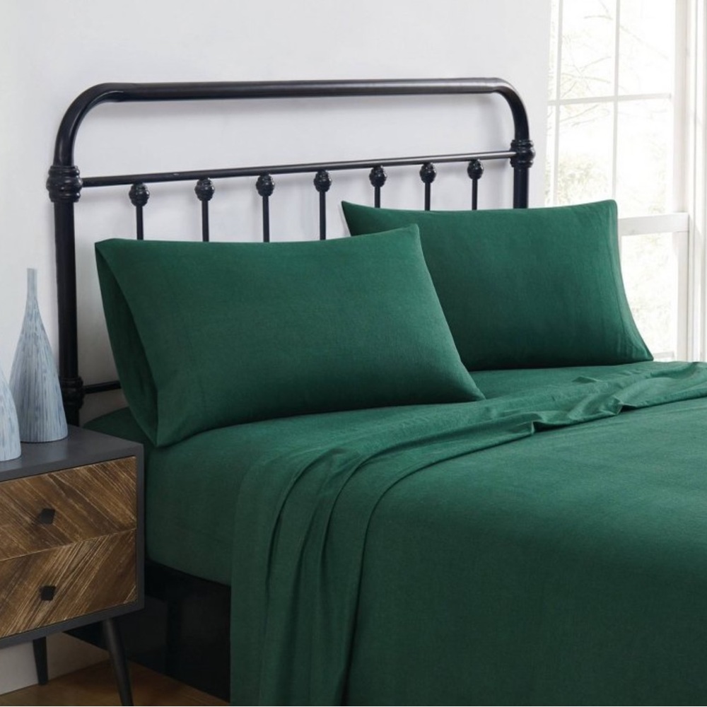 TRULY SOFT NWT solid flannel sheet set -green -queen